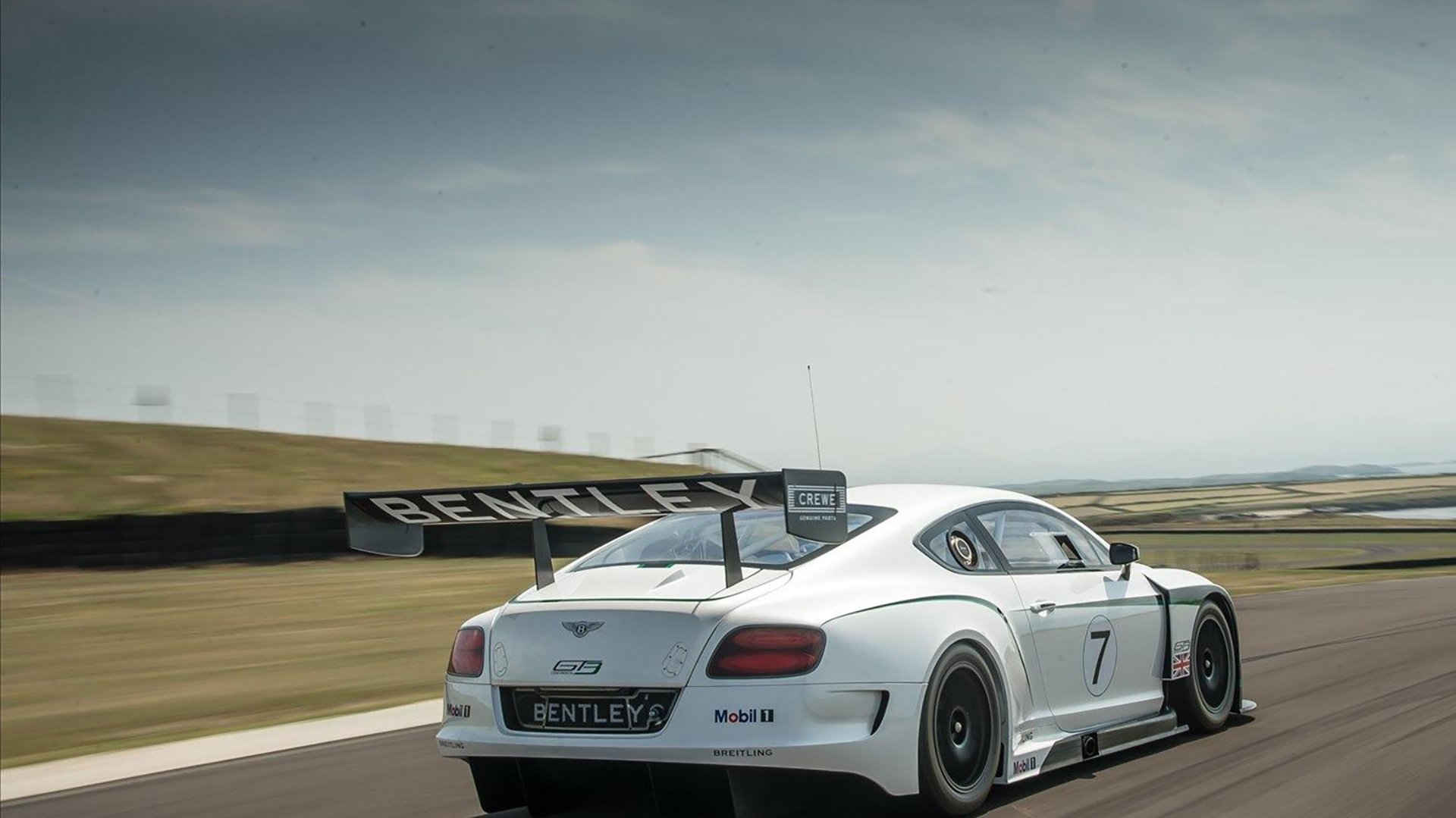 职业球员拍摄纪录片展现训练背后故事传递正能量，球队摄影