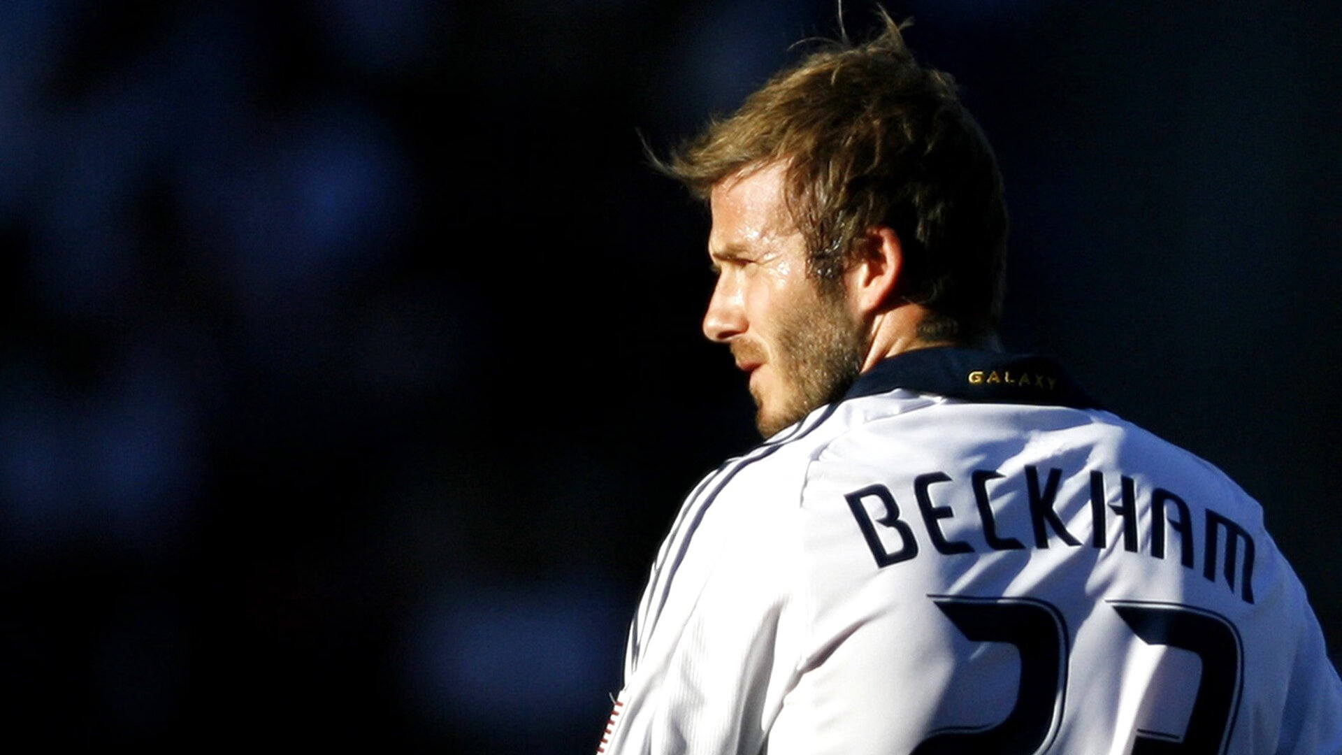 “高新体育中心网球赛：选手拼尽全力，赛场气氛爆棚”